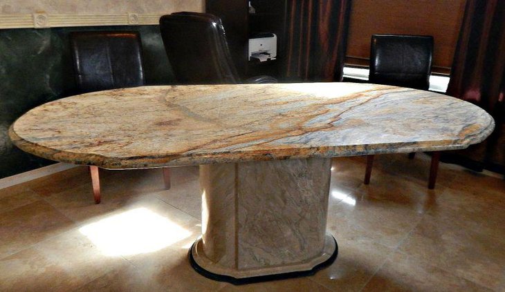 Ngày nay, khi mà chất lượng cuộc sống ngày càng cao, căn bếp không chỉ còn là nơi để nấu ăn mà trở thành nơi để xả stress, thư giãn và tận hưởng thì việc đầu tư tiền bạc, thời gian và công sức để có một thiết kế không gian hợp “gu” nhất cũng không phải điều gì quá đáng.   Tương tự như việc chọn nội thất cho không gian bếp thì việc cân nhắc lựa chọn màu sắc đá hoa cương cho bề mặt bàn bếp cũng rất quan trọng, điều này phần nào quyết định sự hài hòa của căn bếp. Một kiểu thiết kế phổ biến nhất chính là lựa chọn đá ốp bếp tương đồng với màu sơn tường. Điển hình như kiểu nhà hiện đại với không gian phủ tone trắng chủ đạo thì bếp đá hoa cương với những tone màu tươi cũng được cân nhắc sử dụng. Như vậy, không gian bếp không chỉ hài hòa về màu sắc mà còn tạo hiệu ứng rộng rãi, sang trọng hơn.  Một số gam màu phổ biến như đen, trắng, beggie, nâu, xám,...được trưng dụng rất nhiều trong thiết kế nhà bếp do đó mà các loại đá hoa cương có gam màu tương tự cũng rất được ưu ái. Những tone màu này không chỉ đem lại cảm giác tươi mát mà còn rất hiện đại, sang trọng và thời thượng.  Bên cạnh đó, việc lựa chọn màu sắc theo phong thủy cũng được rất nhiều gia chủ quan tâm. Theo đó, lựa chọn bàn bếp, không gian bếp hợp phong thủy cũng giúp cho ngôi nhà đón được nhiều vượng khí, xua đuổi năng lượng tiêu cực.26